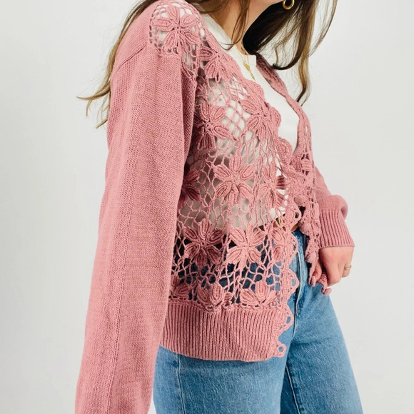 vintage dusty rose pink crocheted ramie cotton blend cardigan sweater cottage L - Picture 4 of 9